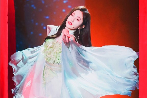 鞠婧祎被扒上衣是假图 很多女星都遭遇过恶性假照