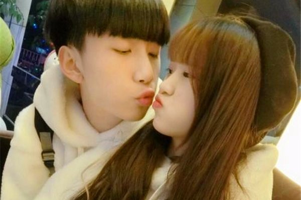 王乐乐杨清柠直播间接吻24秒 两个人绝对是早恋