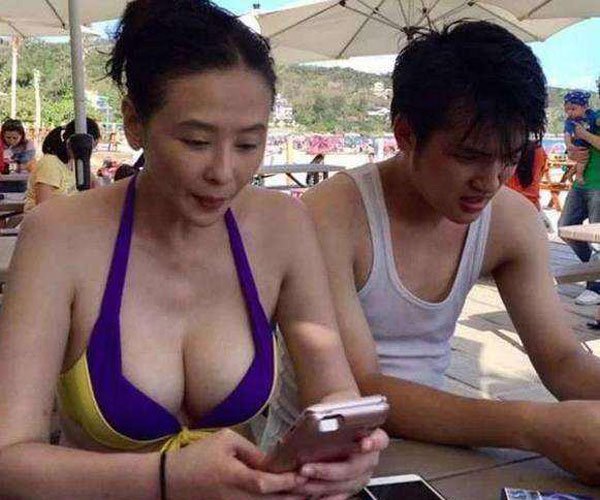 为什么叫萧淑慎金钟奶 巨大的胸部呈现出像钟的形状