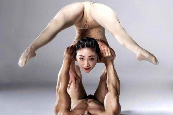 刘藤最尴尬的柔术 在男搭档身上跳舞